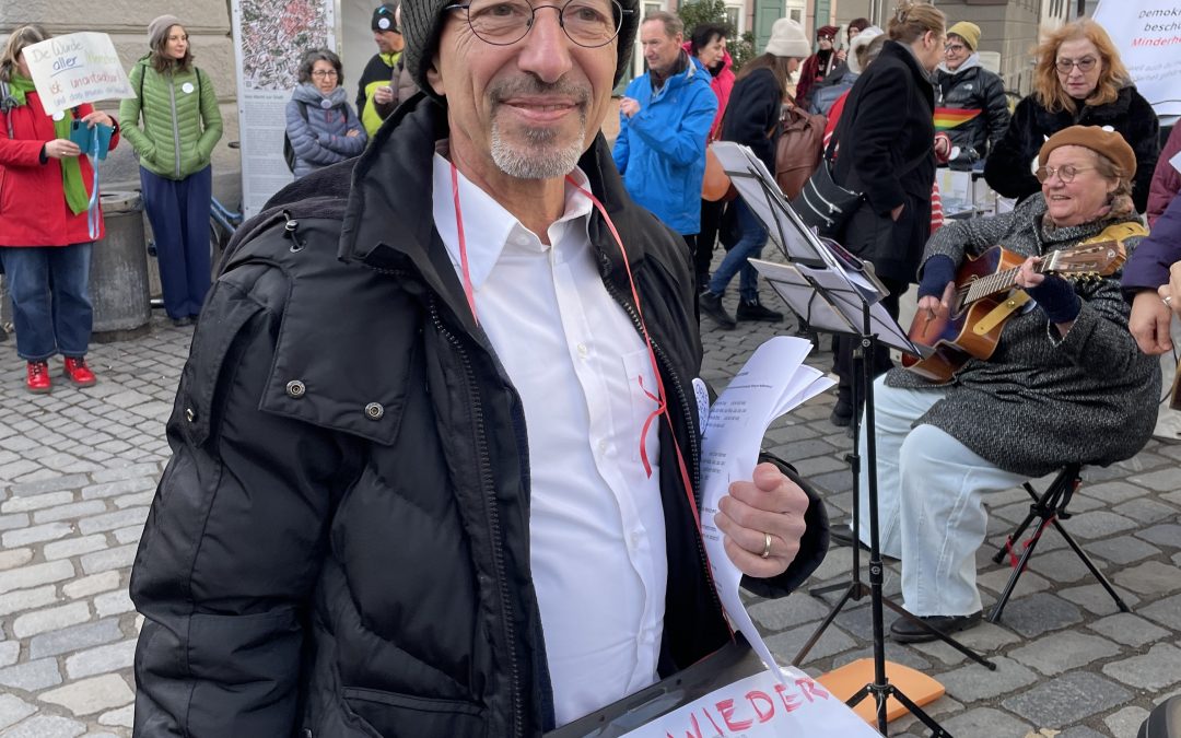 Singend in der Fußgängerzone: Mahnwache der Omas gegen Rechts