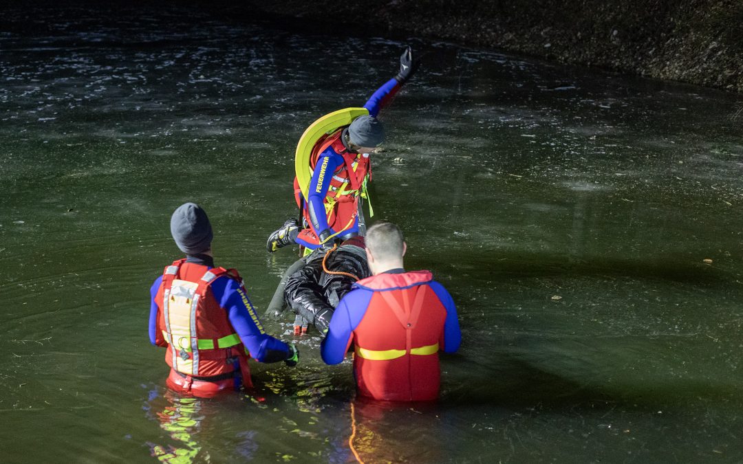 Eisflächen in der Region bergen Gefahren – Feuerwehr trainiert Rettung