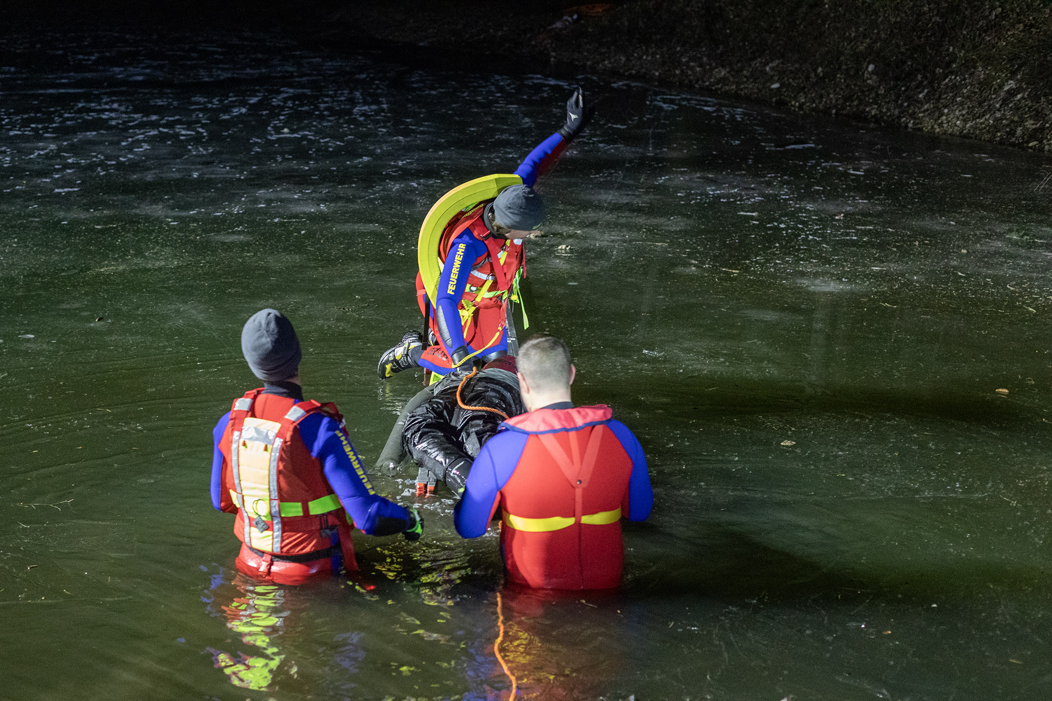 FwUebersee_EISRETTUNG_Jan25_3150_WoifeGasser_MedRes Die Rettung eines ins Eins eingebrochenen Person war kürzlich Übungsthema bei der Feuerwehr in Übersee. Foto: Kreisfeuerwehrverband Traunstein