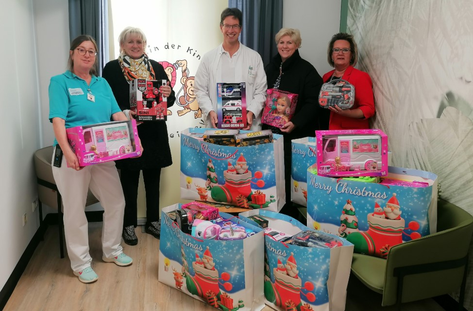 Krankenhaus Tradition mit Herz: Firma Tremmel beschenkt kleine Patienten der RoMed Kinderklinik, Foto zeigt von links: Andrea Riepertinger, Elternbegleiterin und Pflegekraft, Claudia Tremmel, leitender Oberarzt Dr. Michael Buss, Alexandra Linordner und Mihaela Hammer,1. Vorsitzende des Fördervereins der Kinderklinik. / Foto: RoMed Kliniken