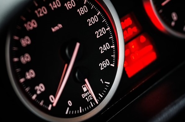 Polizei Raser Tachometer im Auto. Foto: re