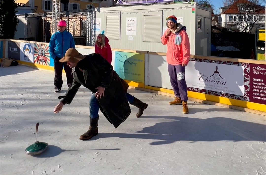 Prien on Ice Dorfturnier c-Markt Prien a. Chiemsee Neben dem täglich öffentlichen Eislaufen wird die Kunsteisfläche am Wendelsteinpark unter dem Titel „Prien on Ice“ für besondere Events genutzt. Unterhaltsam für alle Anwesenden wird sicherlich das Dorfturnier im Eisstockschießen Anfang Februar. Copyright Markt Prien a. Chiemsee