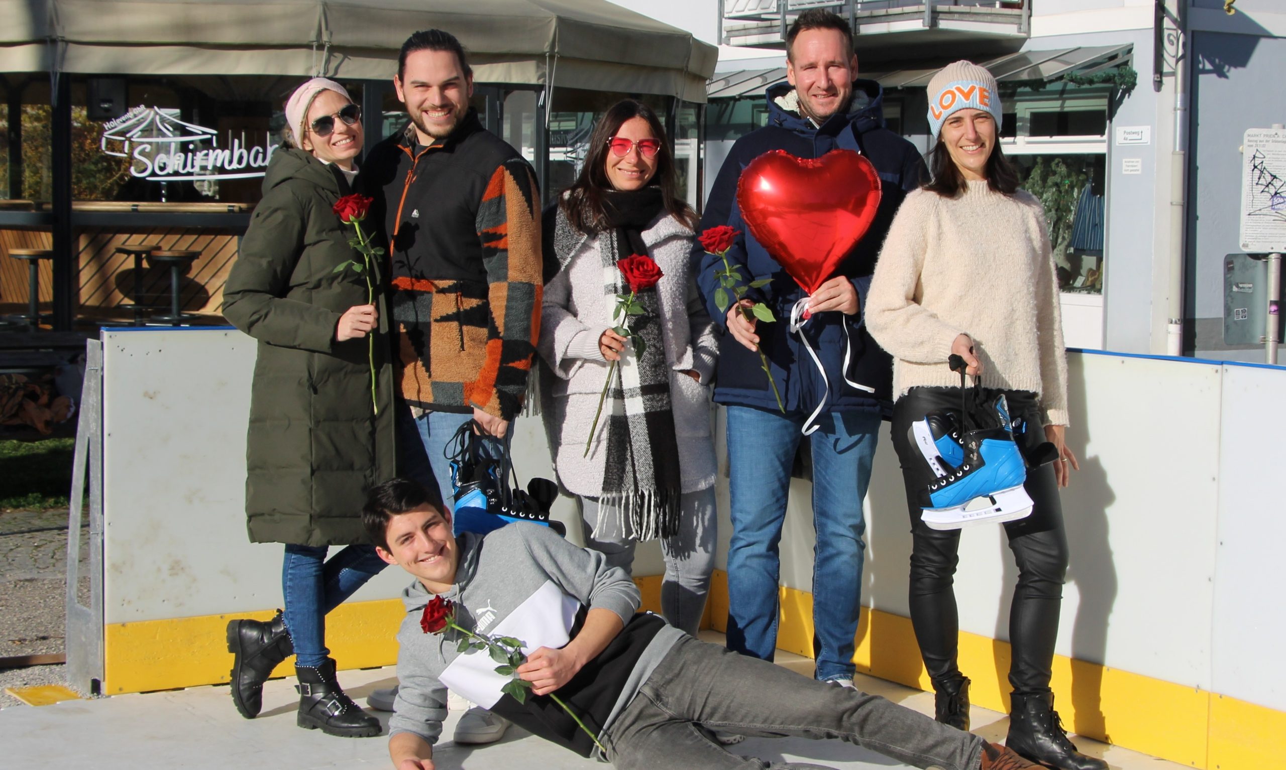 Prien on Ice_Valentinstag Party_c-Markt Prien a. Chiemsee Die „Valentinsparty on Ice“ lässt nicht nur an den Kufen die Funken sprühen: (von links) Katharina und Alexander Kaiser von der Sport Kaiser GmbH, die Mitarbeiterin der Marktgemeinde Janine Zindler, der Leiter des Tourismusbüros Florian Tatzel und seine Kollegin Andrea Stephan sowie (im Bild vorne) Timo Bachleitner von Sport Kaiser haben sich bereits ihren jeweiligen „Lieblingssong zum Valentinstag“ gewünscht. Foto: Copyright Markt Prien am Chiemsee