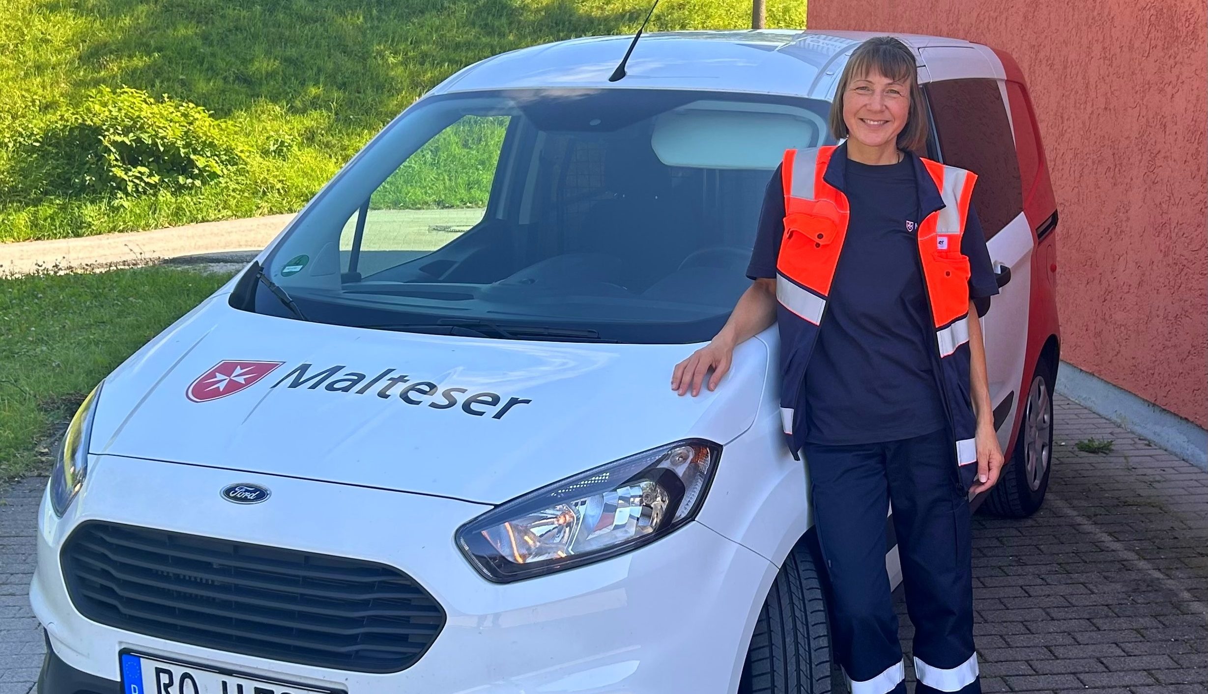 SabineMeyer(c)MalteserRO Der Malteser Hausnotruf hilft, die Folgen eines Sturzes oder eine plötzlich auftretende Erkrankung schneller in den Griff zu bekommen, weiß Hausnotruf-Mitarbeiterin Sabine Meyer Copyright: Maltesern Rosenheim