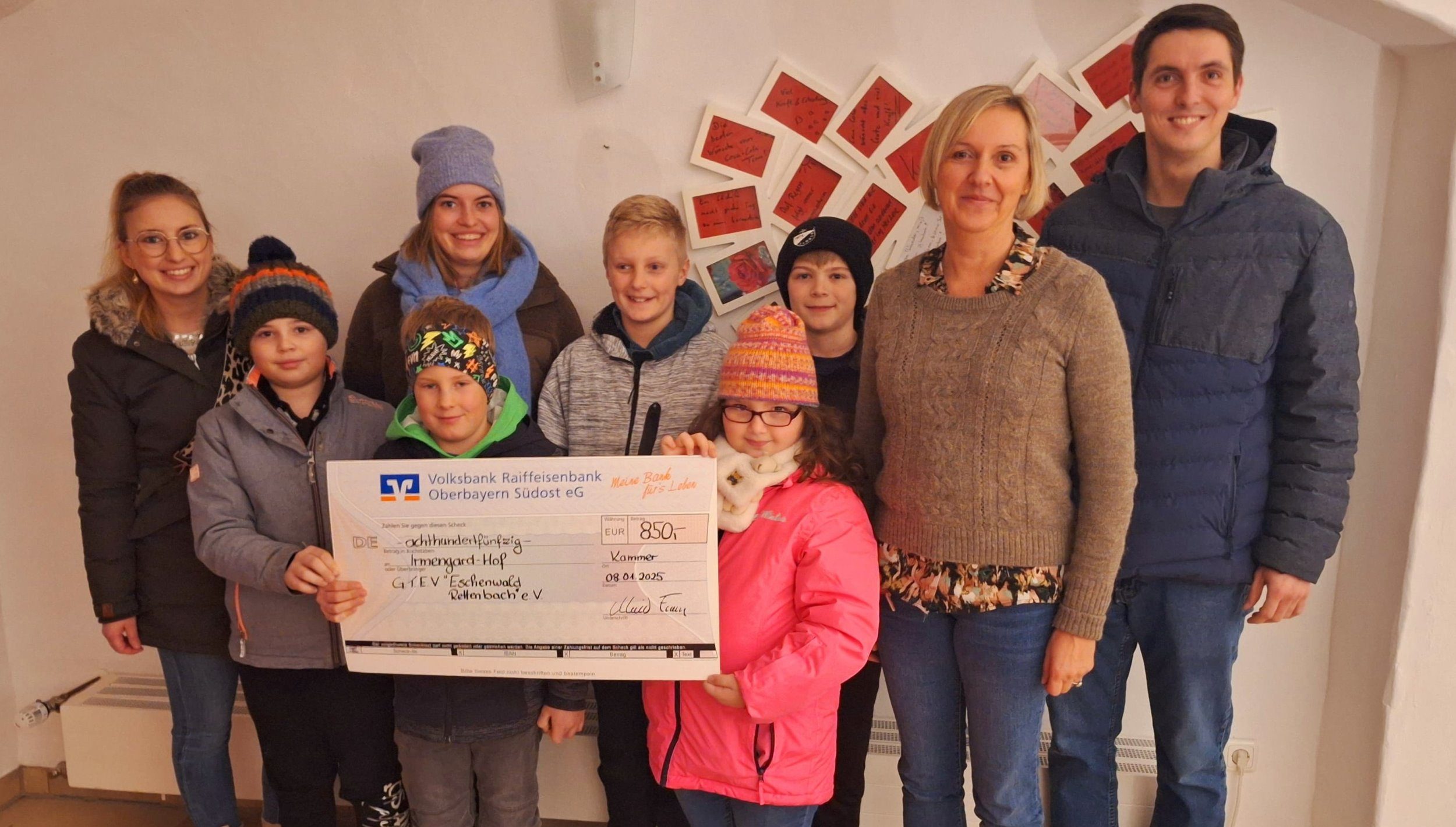 Spendenübergabe GTEV Rettenbach Die Kinder des Trachtenvereins übergaben den Erlös vom Klöpfel Singen in Kammer und Rettenbach an Renate Zahnbrecher (Zweite von rechts) vom Irmengard Hof in Gstadt. Den Spendenscheck in Höhe von 850 Euro übergaben Johanna Gartner, Emily Freinecker, Franziska Gartner, Elias Klauser, Samuel Huber, Stephanie Häusl, Xaver Huber und Martin Schmalzbauer. Copyright Hubert Hobmaier
