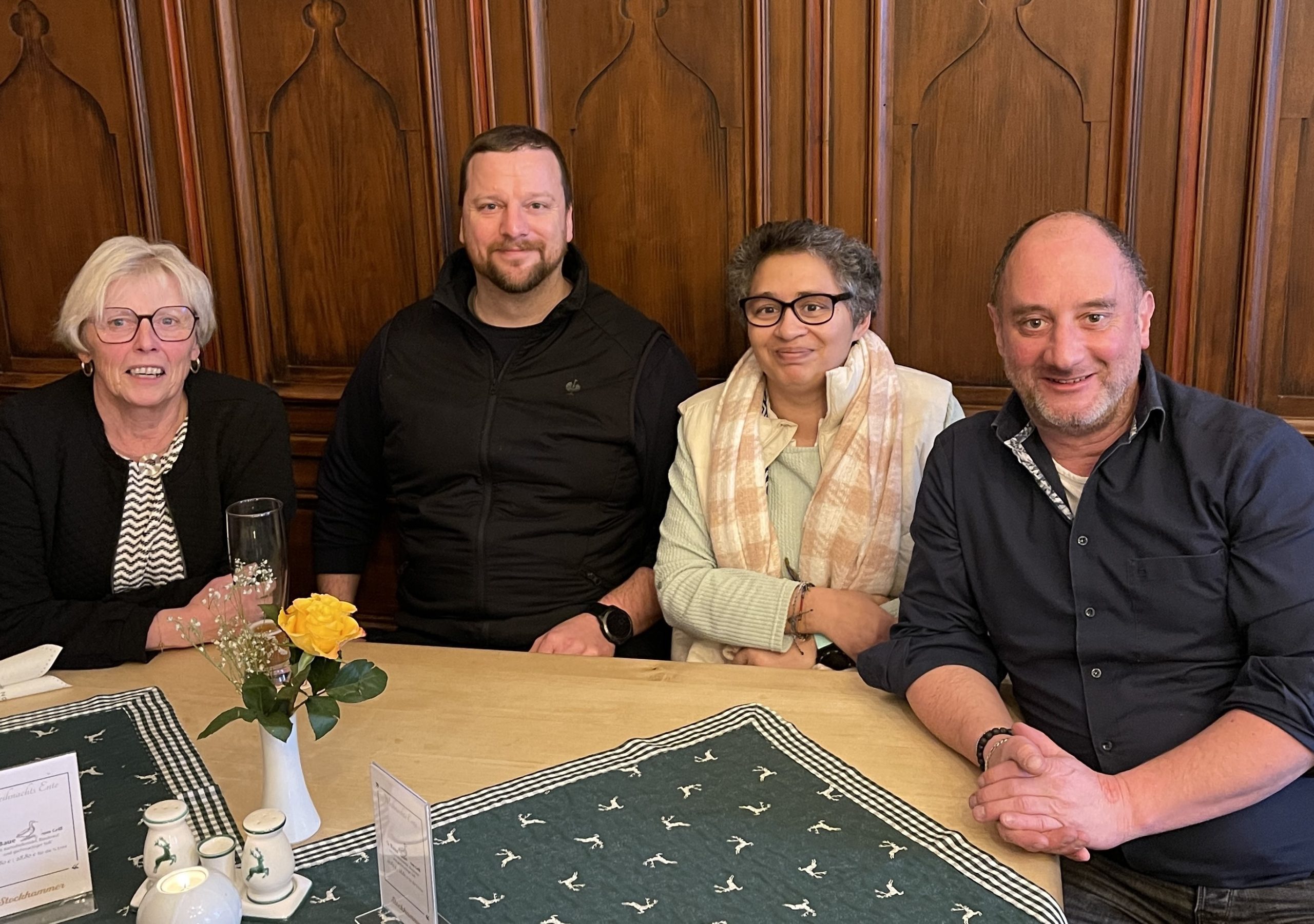 Weinachtsessen Lebenshilfe Beim Weihnachtsessen der Lebenshilfe Rosenheim, von links: Rosmarie Höfler, Sebastian Kirner, Sandra M., Thomas Frank. Foto: Lebenshilfe Rosenheim