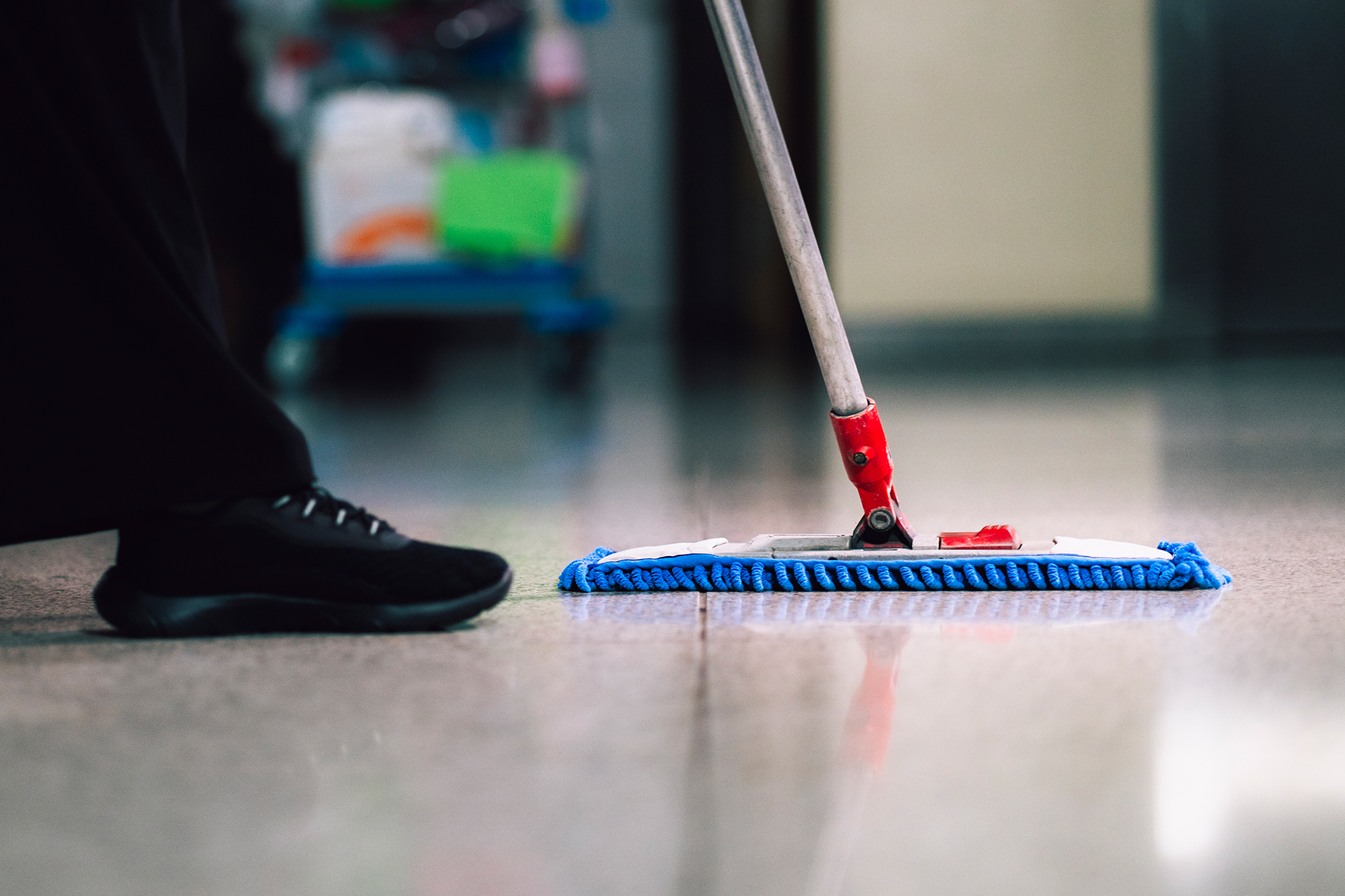 Wischen Für die "saubersten Jobs " in Rosenheim gibt es mehr Geld. Eine Gebäudereinigerin verdient ab Januar 2025 14,25 Euro pro Stunde, so die IG Bau Oberbayern. Foto: IG Bau /Tobias Seifert