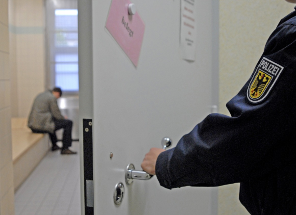 haft Bundespolizei blickt in eine Zelle: