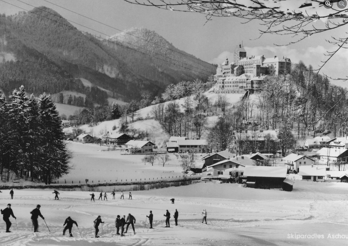 Ascjai Aschau im Chiemgau mit schneebedeckter Landschaft und Skifahrern im Jahr 1960. Foto: Archiv Herbert Borrmann