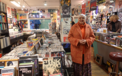 Claudia Roth zu Besuch in Rosenheimer Schallplattenladen