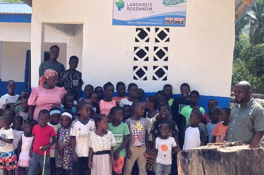 Gao-Eroeffnungstag-Schulkinder-1000 Dank der Spenden aus dem Landkreis Rosenheim dürfen sich die Kinder in Gao erstmals über eine eigene Schule freuen. Im Banner (oben im Bild) ist das Logo des Landkreises Rosenheim zu sehen. Quelle: Landratsamt Rosenheim