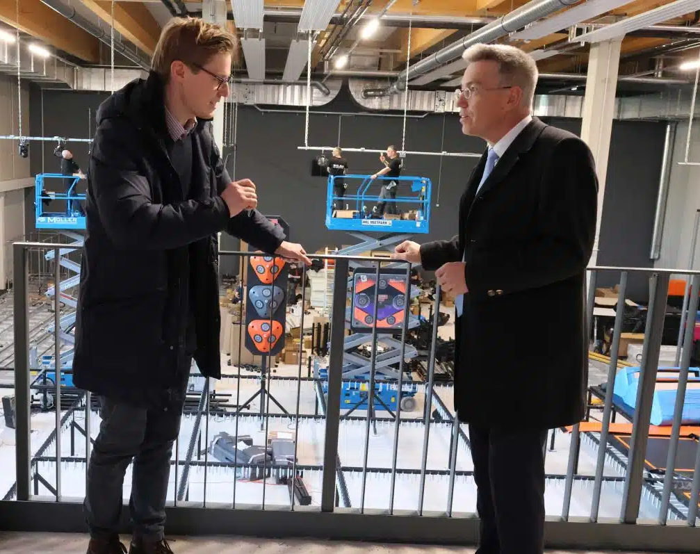 Landratsamt rosenheim Landrat Otto Lederer (rechts) und Florian Unterberger (links) diskutieren Chancen und Herausforderungen des Gewerbeparks. Im Hintergrund laufen die Arbeiten für die neue Trampolinhalle. Foto: Landratsamt Rosenheim.