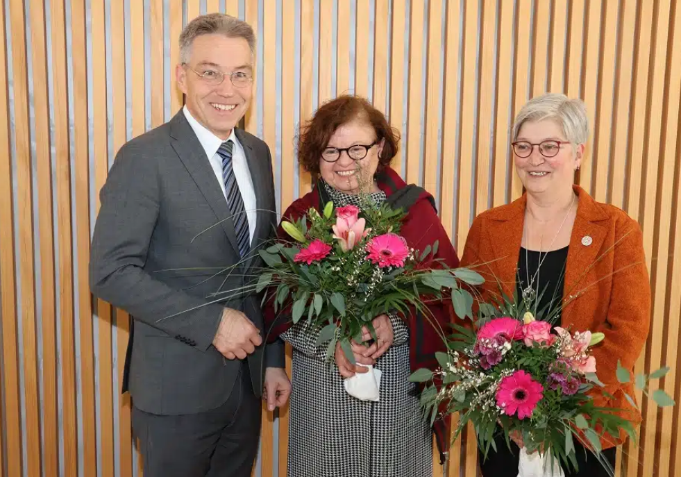 Leute Rosenheims Landrat Otto Lederer mit Irene Oberst und Dorren Bogram (von links) Foto: Landratsamt Rosenheim