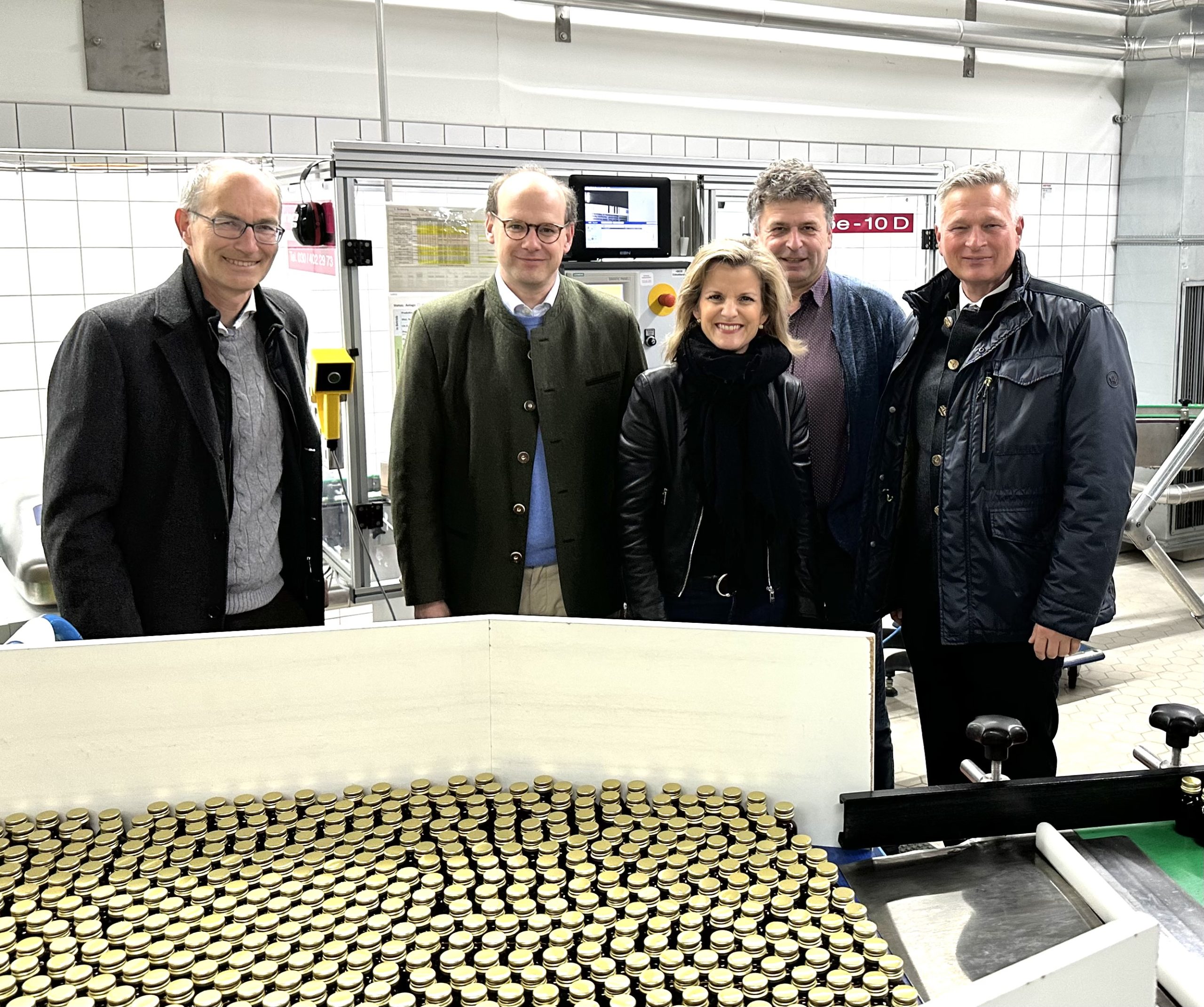 PressefotoSalus2 Foto von links: Der Technische Leiter von Salus Thomas Günther, Geschäftsführer Florian Block, MdB Daniela Ludwig, der CSU-Ortsvorsitzende Georg Ziegltrum und Bürgermeister Richard Richter. Foto: Wahlkreisbüro Daniela Ludwig