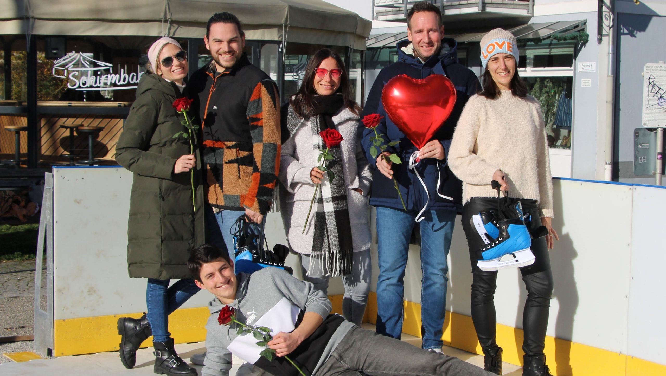 Prien on Ice Valentinstag Party c-Markt Prien a. Chiemsee Von Links, Katharina und Alexander Kaiser von der Sport Kaiser GmbH, die Mitarbeiterin der Marktgemeinde Janine Zindler, der Leiter des Tourismusbüros Florian Tatzel und seine Kollegin Andrea Stephan sowie (im Bild vorne) Timo Bachleitner von Sport Kaiser haben sich bereits ihren jeweiligen „Lieblingssong zum Valentinstag“ gewünscht. Copyright Markt Prien a. Chiemsee