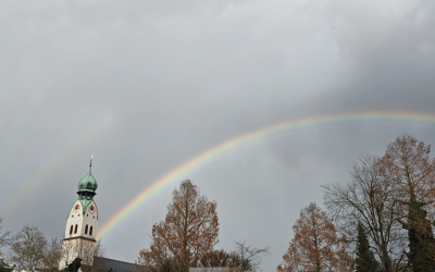 Regenbogen über Rosenheim beendet vorerst das Frühlingsgefühl