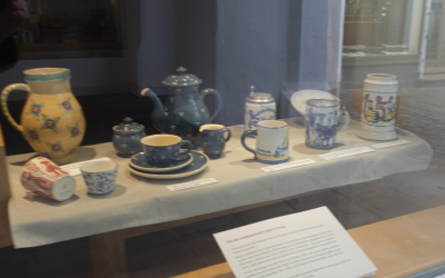 Schaufenster-Ausstellung im Städtischen Museum Rosenheim: alte Keramik aus Pang