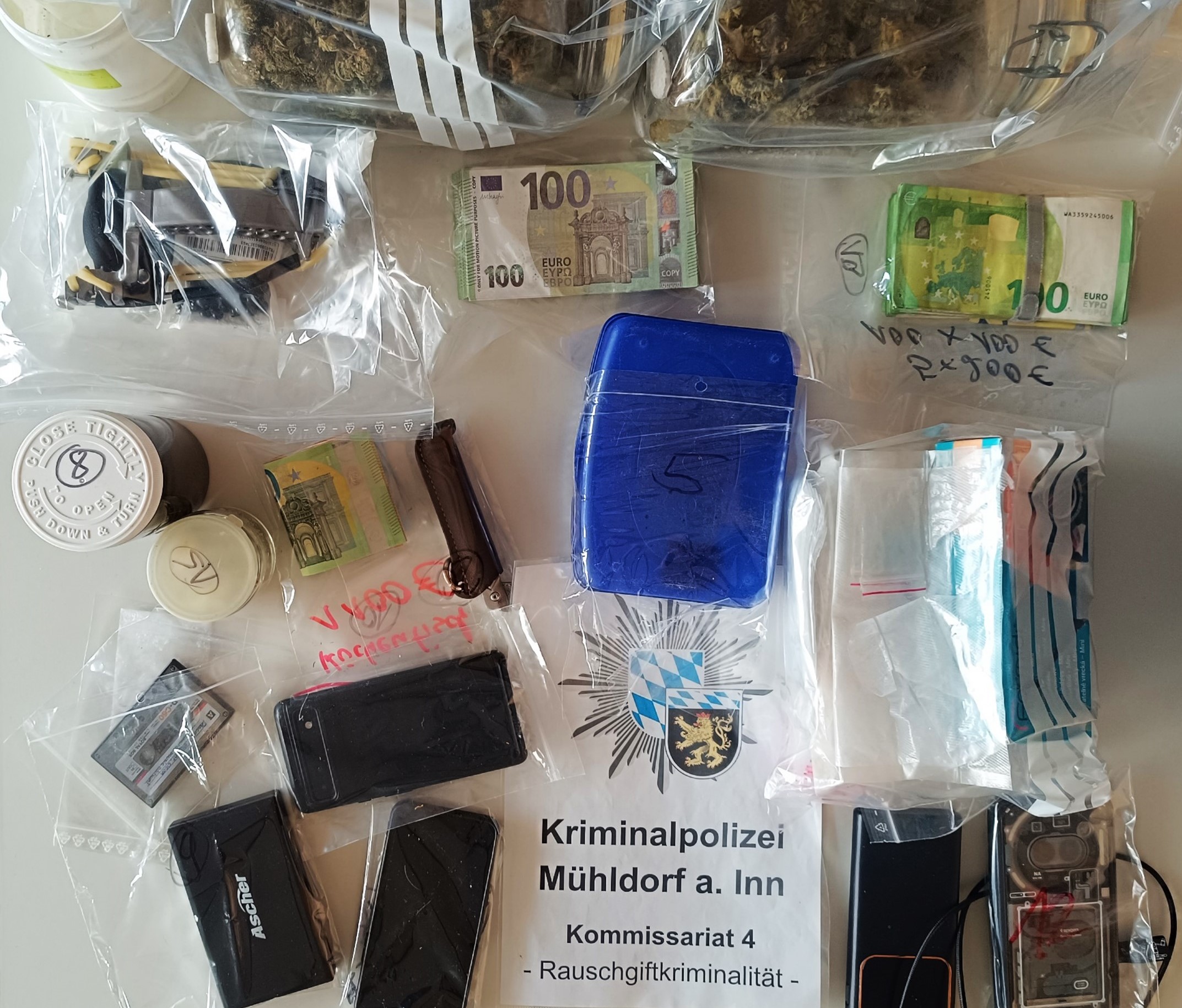 kps_mühldorf_btm Bei der Wohnungsdurchsuchung gefundene Gegenstände. Foto: Polizeipräsidium Oberbayern Süd