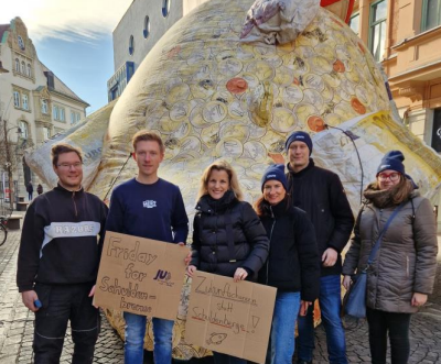 schulden Mitglieder der Jungen Union mit der örtlichen Bundestagsabgeordneten Daniela Ludwig (von links Hans Sanftl, Matthias Eggerl, Daniela Ludwig, Andrea Michael, Florian Nierle, Jasmin Hopfer).
