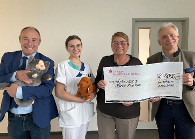 therapie Sichtliche Freude mit den ersten Demenz-Tieren herrschte bei der Spendenübergabe v.l.: Ingmar Töppel, Präsident RC Rosenheim, Fanja Lapatuchin, Gesundheits- und Krankenpflegerin, Judith Hantl-Merget, Prokuristin und Pflegedirektorin der RoMed Kliniken sowie Dr. Christoph Knothe, Past-Präsident RC Rosenheim, Foto: RoMed Kliniken