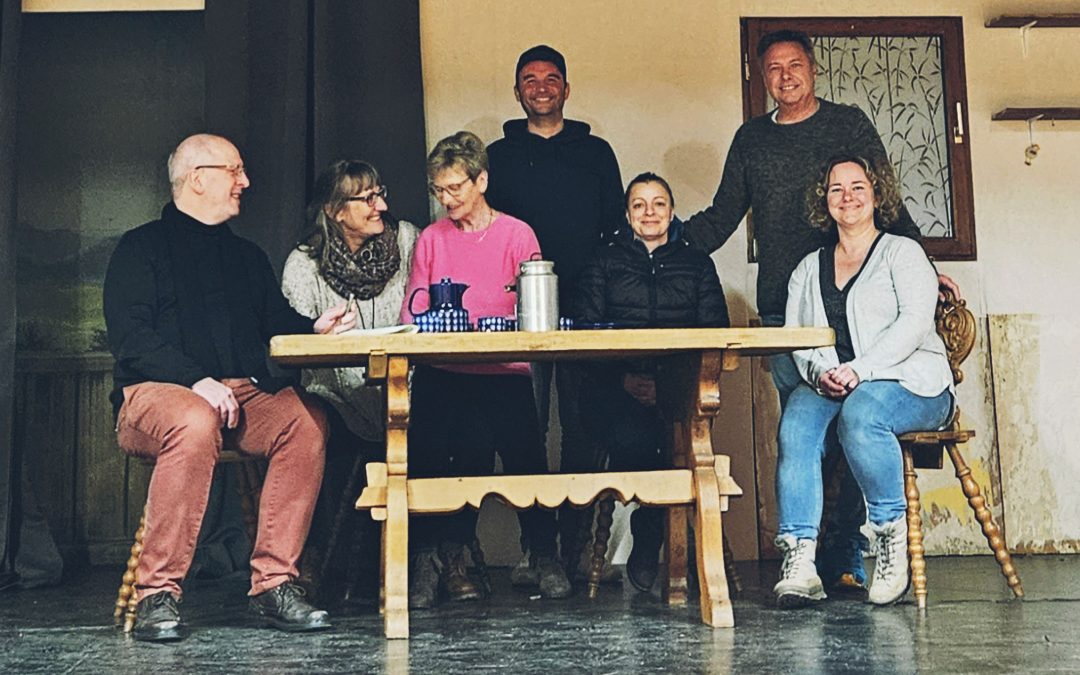 Heimatbühne Rosenheim startet mit „Hinterweltsboazn“ in die Frühlingssaison