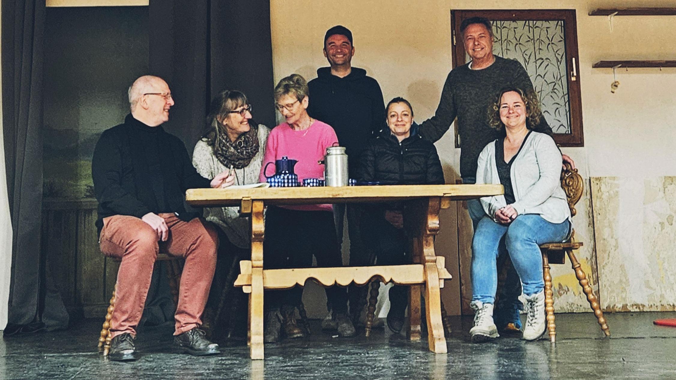 2025-fj-hbr von links Martin Wollny, Marion Bachun, Renate Gantner, Florian Sieber, Melanie Porkert, Hans Garnreiter, Susi Zweckstätter. Foto: Copyright Heimatbühne Rosenheim-fj-hbr.