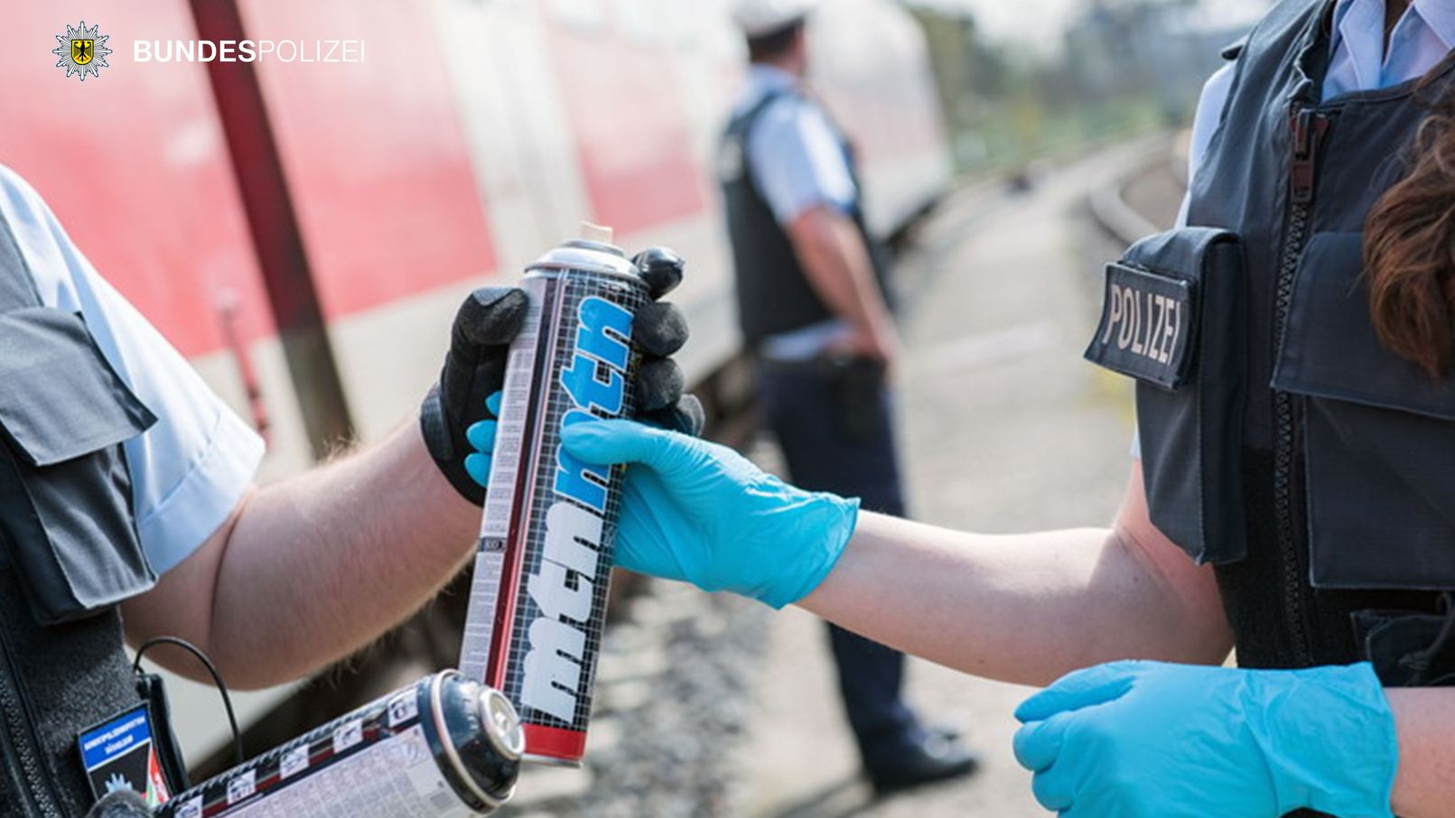 250310_Graffiti_Oschlh In Zusammenarbeit haben Polizei München, Deutsche Bahn Sicherheit und Bundespolizei zwei Graffitisprayer im Bahnhof Oberschleißheim auf frischer Tat festgenommen. Foto: Symbolfoto Bundespolizei