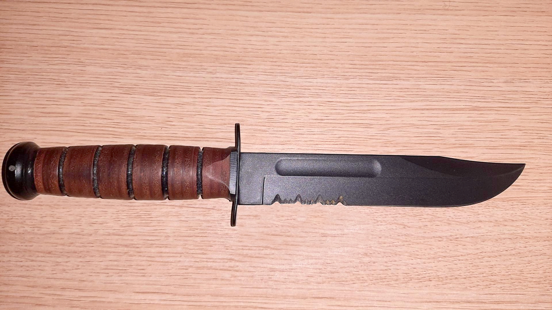 250323_Kampfmesser Die Bundespolizei Rosenheim hat bei Grenzkontrollen an der A93 ein Kampfmesser sichergestellt. Foto: Bundespolizeiinspektion Rosenheim