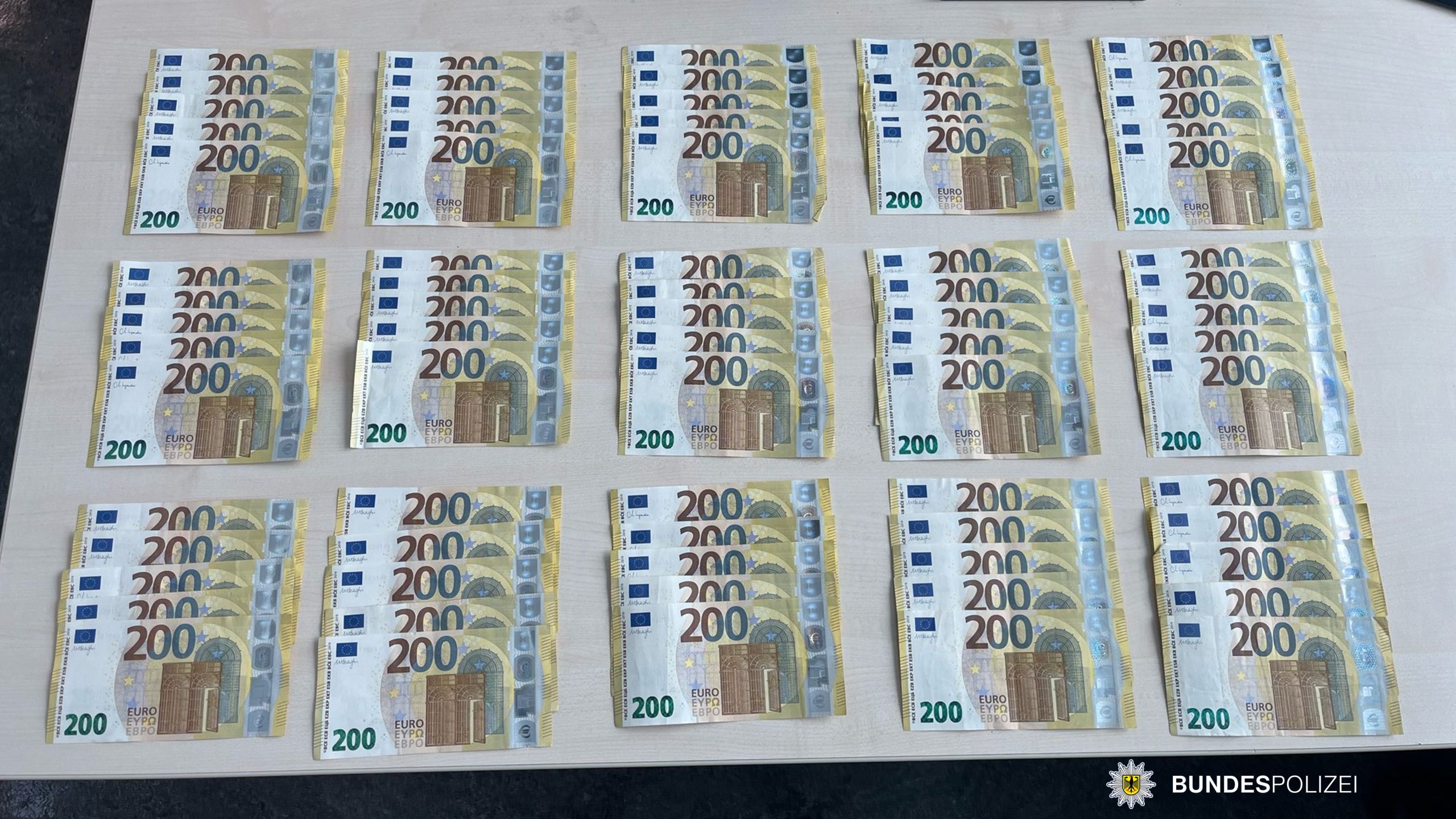 15.000 Euro in 200 Euro Banknoten Der Bargeldfund im ICE: 15.000 Euro in 200-Euro-Banknoten. Foto: Bundespolizei