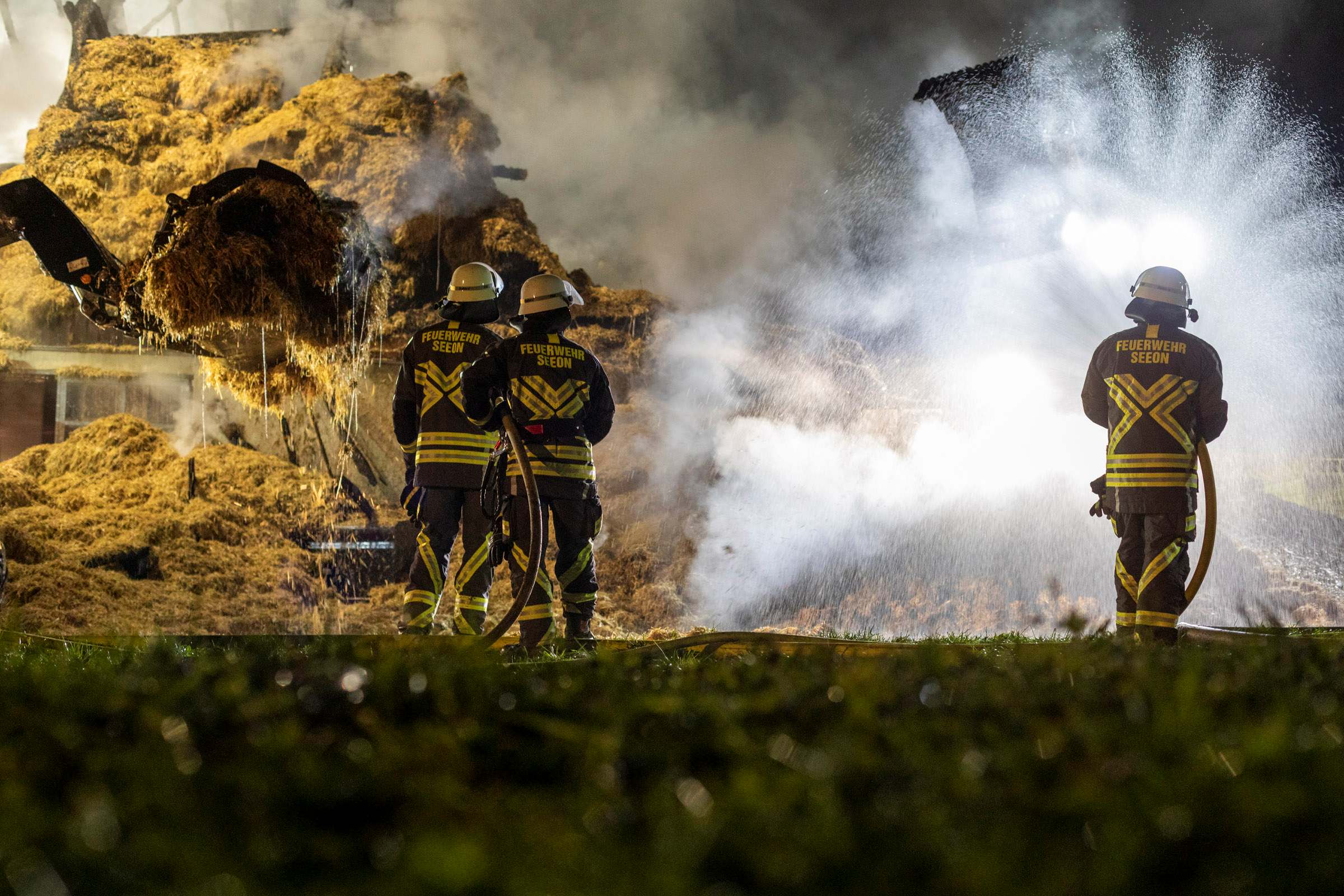 Ablöschen von Heu und Stroh mit Wasser hier in Seeon Feuer und Wasser sind gerade für die Feuerwehren unzertrennlich miteinander verbunden. Zum Weltwassertag rufen die heimischen Brandschützer daher die Bedeutung von Wasser ins Bewusstsein. Foto: Archiv Kreisfeuerwehrverband Traunstein (Archiv)
