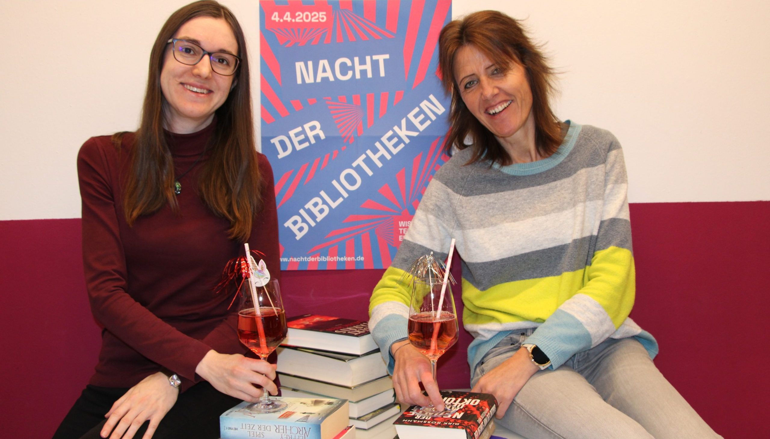 Bücherei Nacht der Bibliotheken Abends in der Bücherei Prien - spannende Entdeckungen beim Bücher-Quiz, pinke Drinks und ein netter Austausch mit anderen Bücherfans erwarten die Besucher der „Nacht der Bibliotheken“. Copyright Markt Prien a. Chiemsee