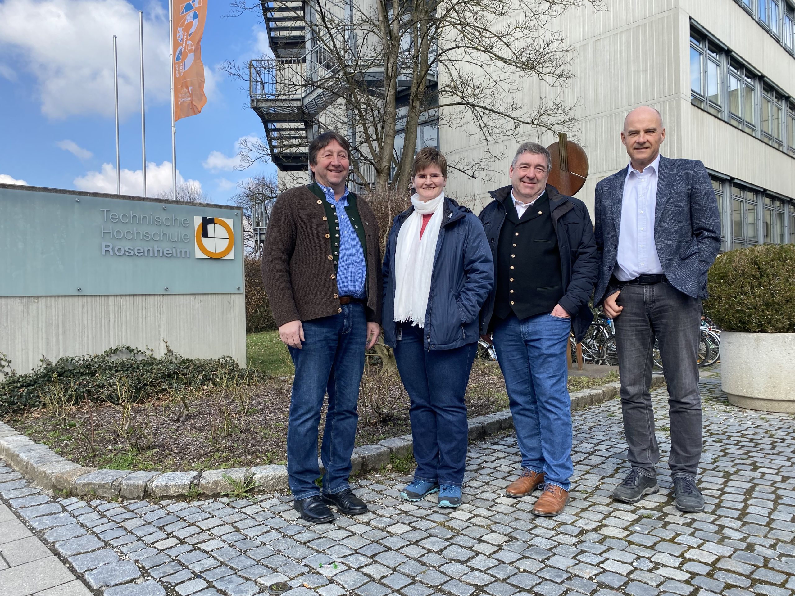 Gruppenbild_Hagelabwehr_FW Die Landtagsabgeordneten der Freien Wähler Nikolaus Kraus (links) und Josef Lausch (Zweiter von rechts) mit Andrea Lindner, Chefpilotin der Hagelflieger, und Professor Peter Zentgraf. Foto: Anton Maier