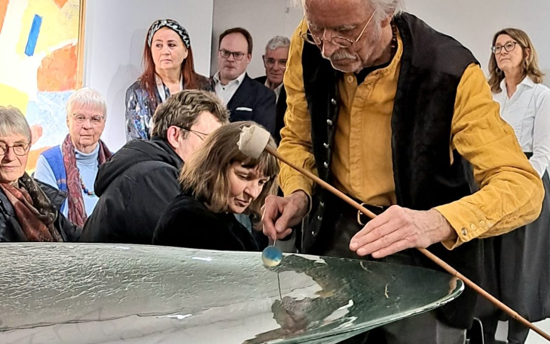 Ausstellung im Alten Rathaus in Prien: Glaskunst trifft auf Klangwelten