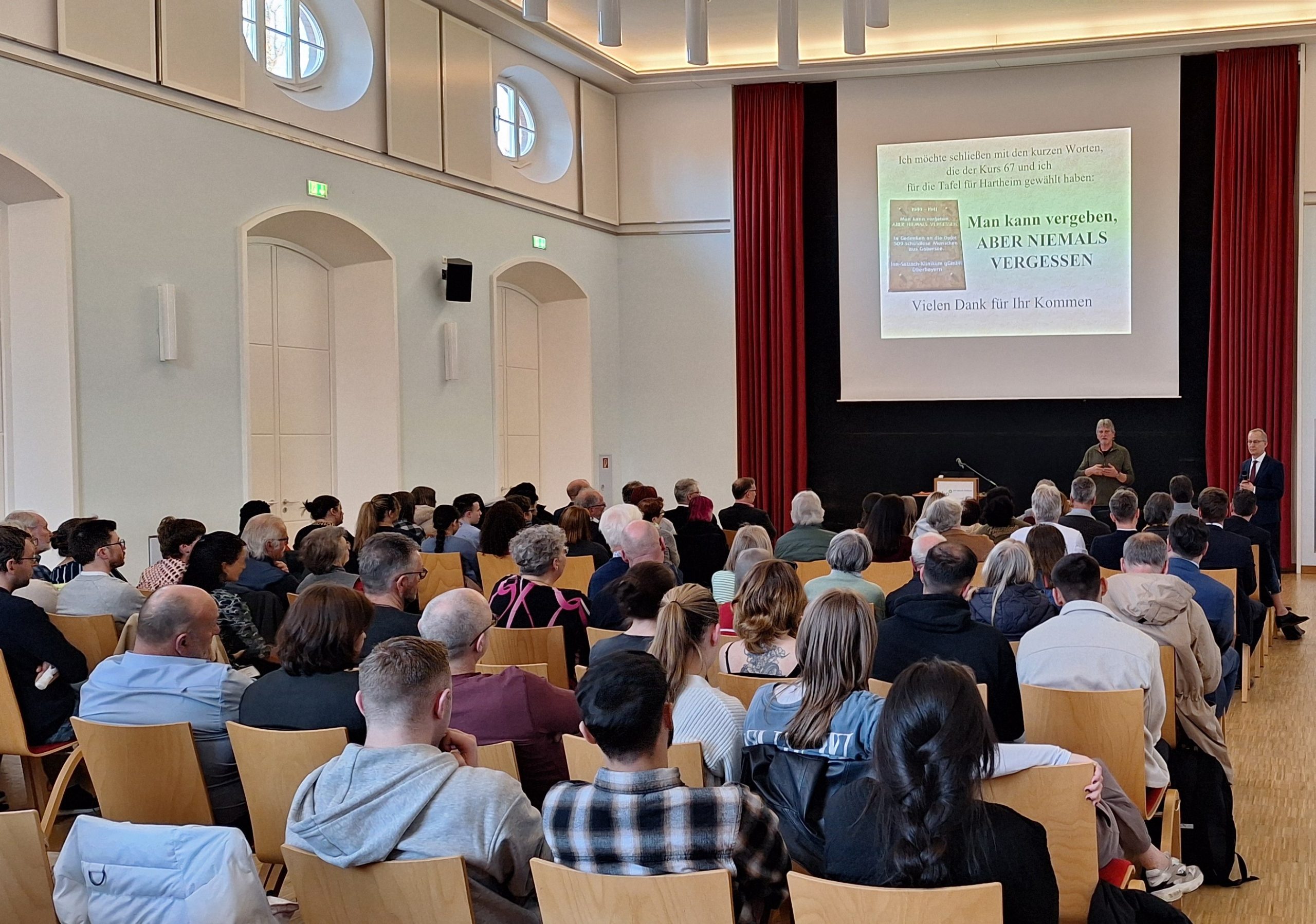 Peter Zwanzger beantworten die Fragen der zahlreich erschienenen Zuhörer Peter Zwanzger beantworten die Fragen der zahlreich erschienenen Zuhörer. Foto: kbo-Inn-Salzach-Klinikum