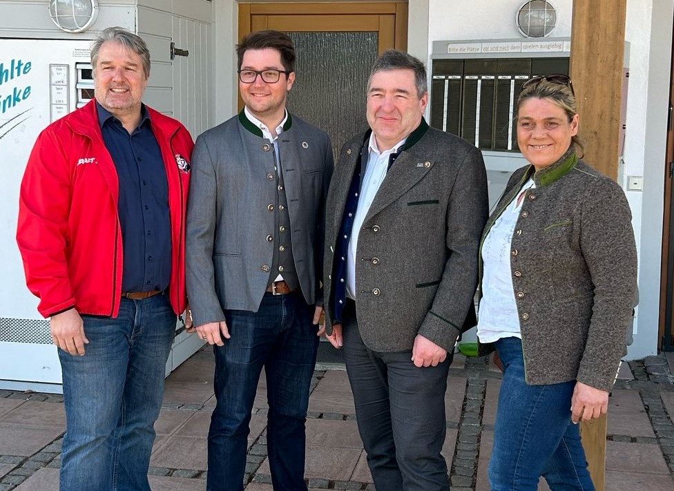 Prutting Foto vor dem Vereinsheim, von links: 1. Vorstand SV Prutting Markus Schäffner, Bürgermeister Johannes Thusbaß, Landtagsabgeordneter Josef Lausch, Bezirks- und Gemeinderätin Barbara Stein. Landtagsbüro Josef Lausch