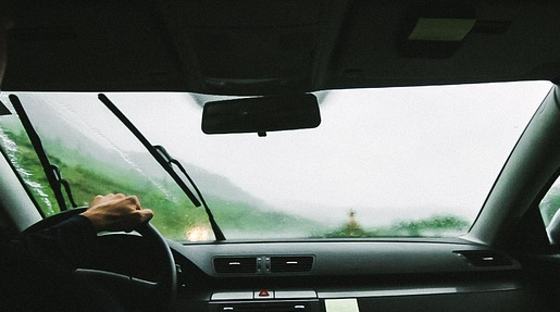 Scheibenwischer Eingeschalter Scheibenwischer an einem Auto. Foto: re