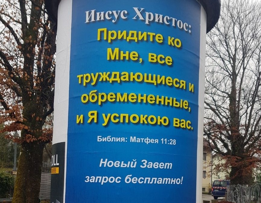 Plakat in kyrillischer Schrift sorgt für Aufregung im Rosenheimer Stadtteil Kastenau