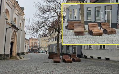 Holzliegen laden in Rosenheimer Innenstadt wieder zum Entspannen ein