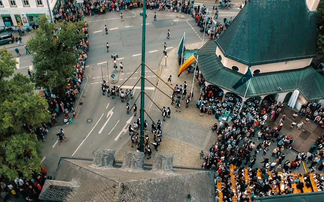 Maibaumaufstellen in Prien am Chiemsee