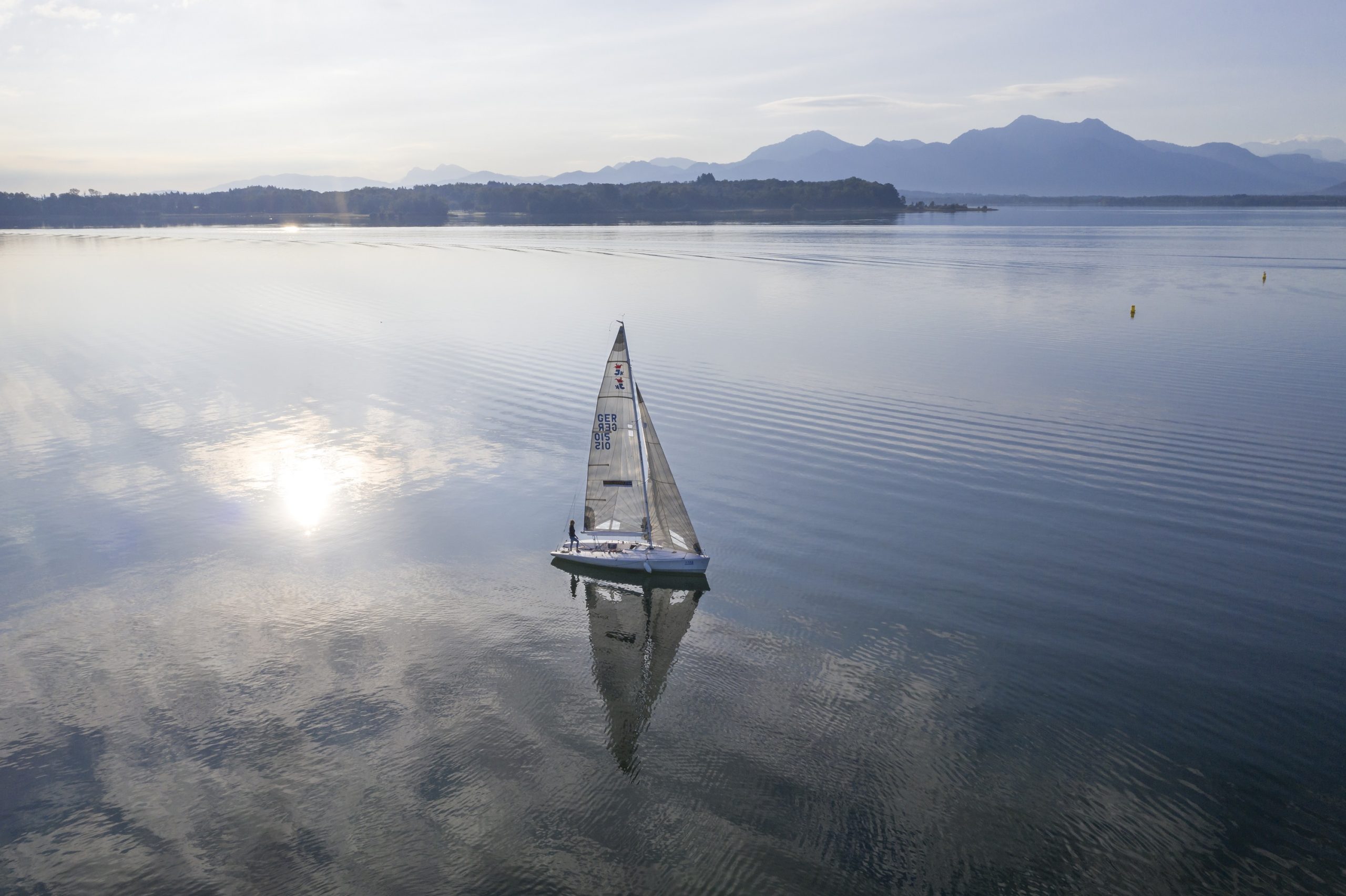 2025-05-03 Wasseraktionstag c-Markt Prien a. Chiemsee, WingmenMedia Vom Segelboot übers Kiteboard bis hin zur Luftmatratze – Personen, die ihre Ware am Wassersportflohmarkt anbieten möchten, können sich bis Donnerstag, 1. Mai 2025 über das Kontaktformular auf der Internetseite tourismus.prien.de online anmelden. Foto: Markt Prien a. Chiemsee – Wingmen Media
