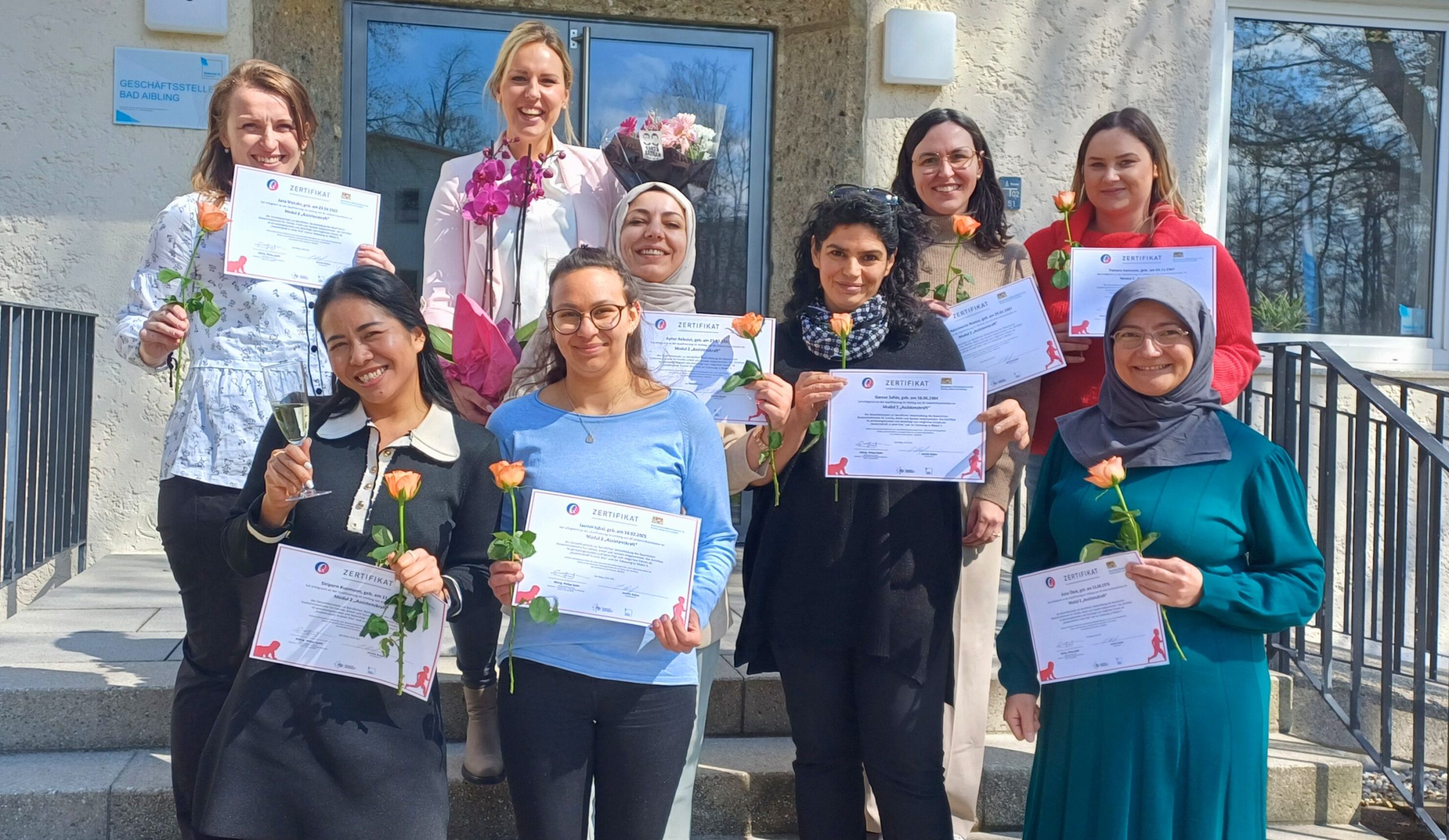 2504011_Bild_Assistenzkräfte_Kita_Diakonie Rosenheim_2 „Geschafft! Ausbildungsleiterin Jennifa Buljan ( hintere Reihe, zweite von inks) freut sich mit den Absolventinnen über den erfolgreichen Abschluss der Weiterbildung zur Assistenzkraft. (Hintere Reihe v.l.n.r.: Jana Matulin, Jennifa Buljan (Weiterbildungsleiterin) Natalia Nascimento Manco, Tamara Ivancevic Vordere Reihe v.l.n.r. Siriporn Kuomuon, Jasmin Iqbal, Aynur Akbulut, Gamze Sahin, Azize Öbek.) Foto: Copyright Susanne Neumann