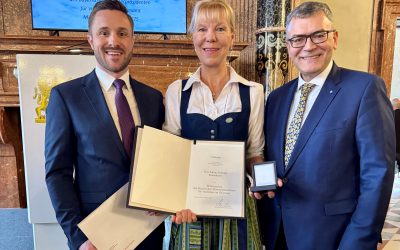 Sabine Schmitz für ehrenamtliches Engagement im Stadtteilverein Happing ausgezeichnet