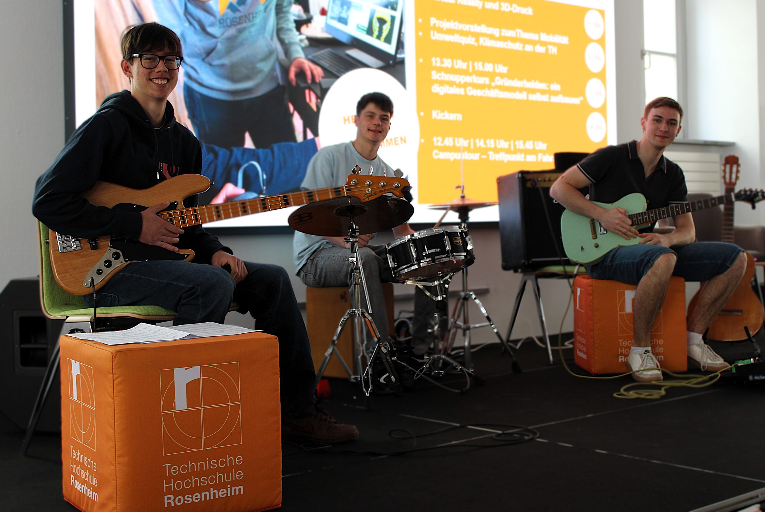 Die CHG Musiker sorgten für Stimmung Musiker des Chiemgau-Gymnasiums sorgten als Band "The School of Rock" sorgten für den musikalischen Rahmen. Foto: Hubert Hobmaier