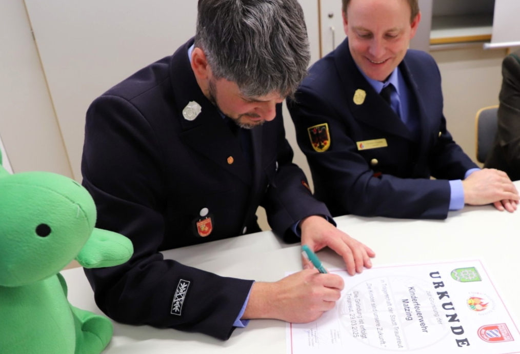 Feuerwer Ein Festtag für die Stadt Traunreut. Die Feuerwehren Matzing, Stein, Traunreut und Traunwalchen haben im Rahmen eines kleinen Festaktes jeweils eine Kinderfeuerwehr gegründet. Foto: Hubert Hobmaier