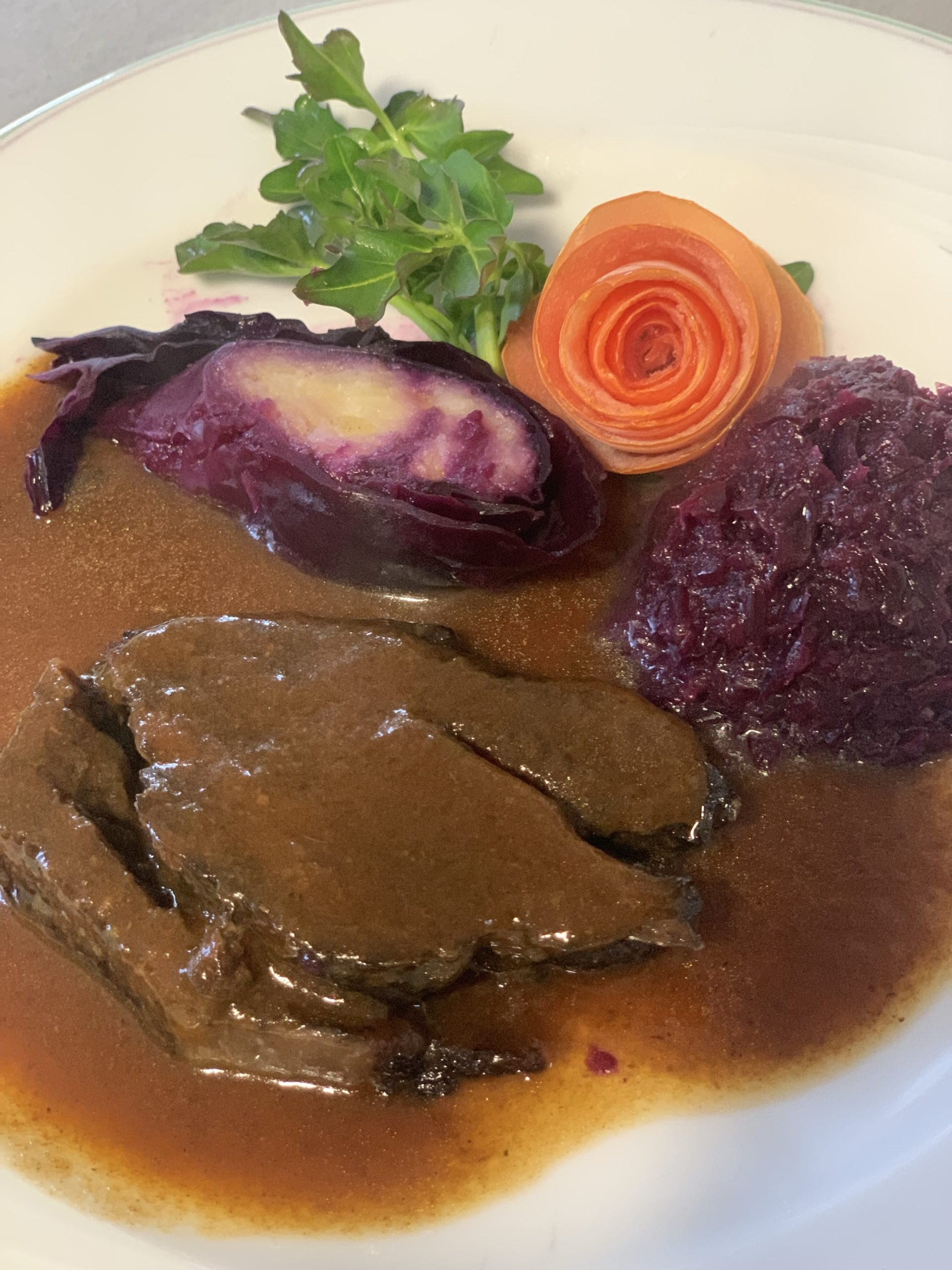 Hauptgericht Gala Dinner im Altenheim St. Peter Kiefersfelden. Foto: Caritasverband der Erzdiözese München und Freising