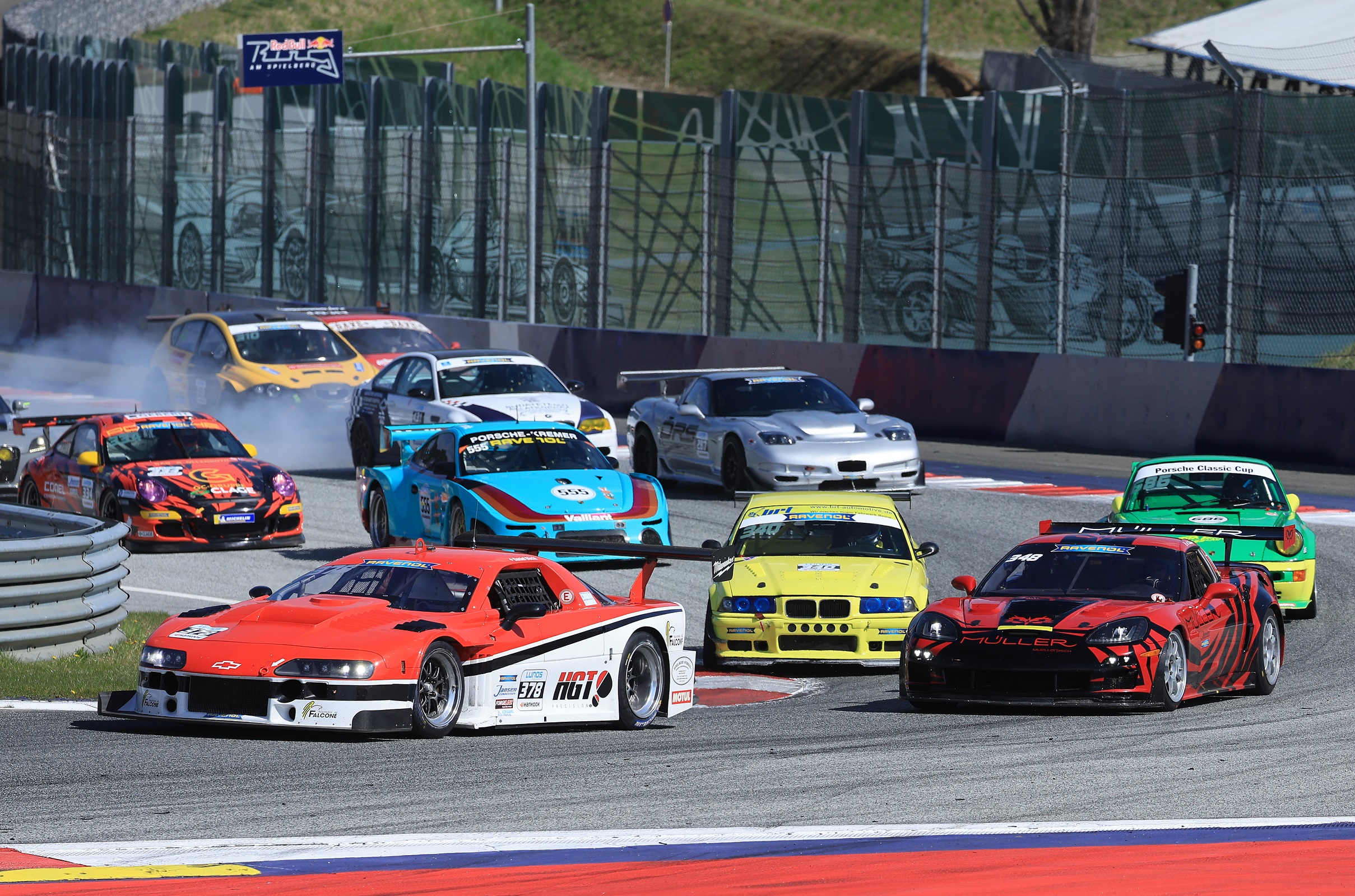 IMG_0027 2 Im Triumvirat nach dem Rennstart in die erste Kurve des RED BULL Rings: (von links) # 378 Daniel Büchi, Chevrolet Camaro, in der Mitte im gelben brt BMW M3 E36 # 340 Andreas Rehwald und # 348 Alfons Riedweg, Chevrolet Corvette. Foto: Copyright Rehwald