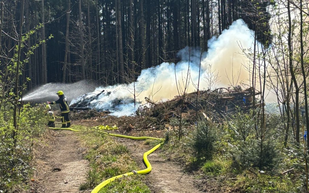 Waldbrand bei Kirchanschöring: Aufwendige Löscharbeiten