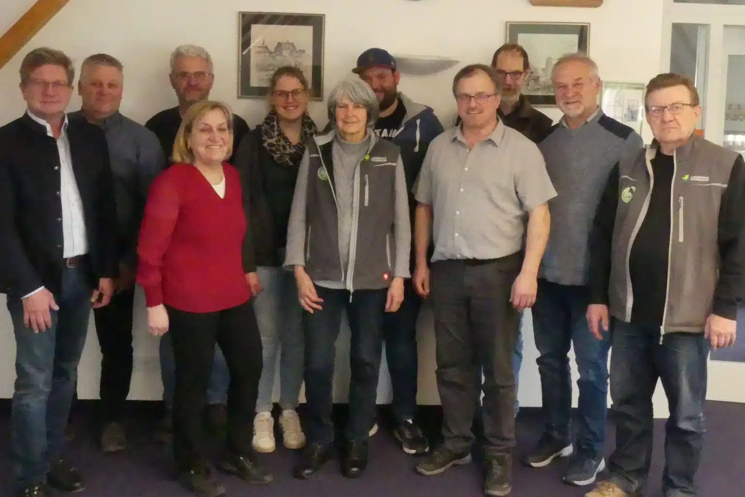 Kiebitz-Schutz-Ehrung_Landratsamt-Rosenheim-1536×1024 Bürgermeister Josef Niedermeier, Thomas Thurnhuber, Josef Kain, Margit Böhm, Veronika Hölzl, Carola Kahles, Georg Bräu, Gerhard Pröbstl, Manfred Bohlmann, Günter Prietz, Konrad Aubreville. (v.l.n.r.). Foto: Landratsamt Rosenheim