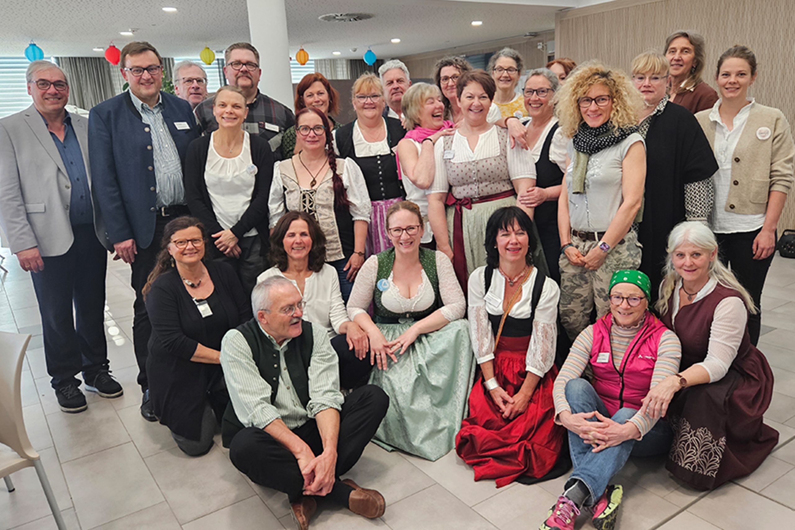 ROS_Palliativ_Team_romed_PM Dr. Michael Schnitzenbaumer (2.v.l. stehend), ärztlicher Leiter der Palliativmedizin mit Team, Foto: RoMed Kliniken