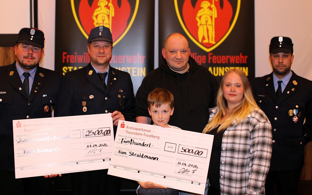 Feuerwehren Traunstein spenden Geld an zwei Familien